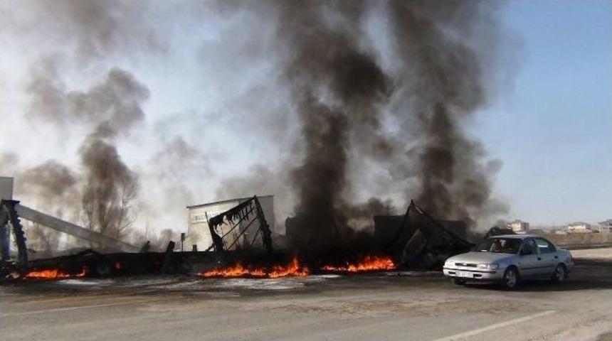 Ter&ouml;ristlerin Ateşe Verdiği Ara&ccedil;lar Halen Yanıyor