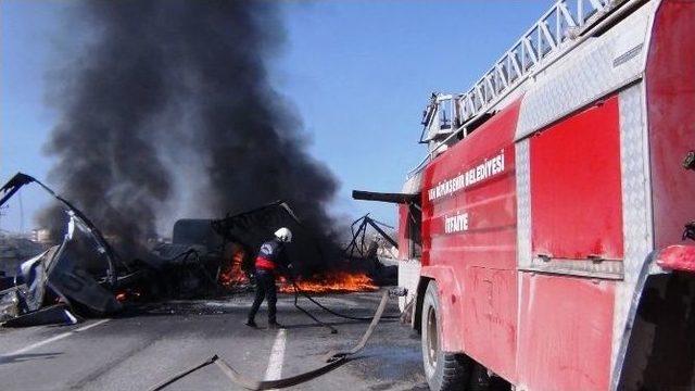 Teröristlerin Ateşe Verdiği Araçlar Halen Yanıyor