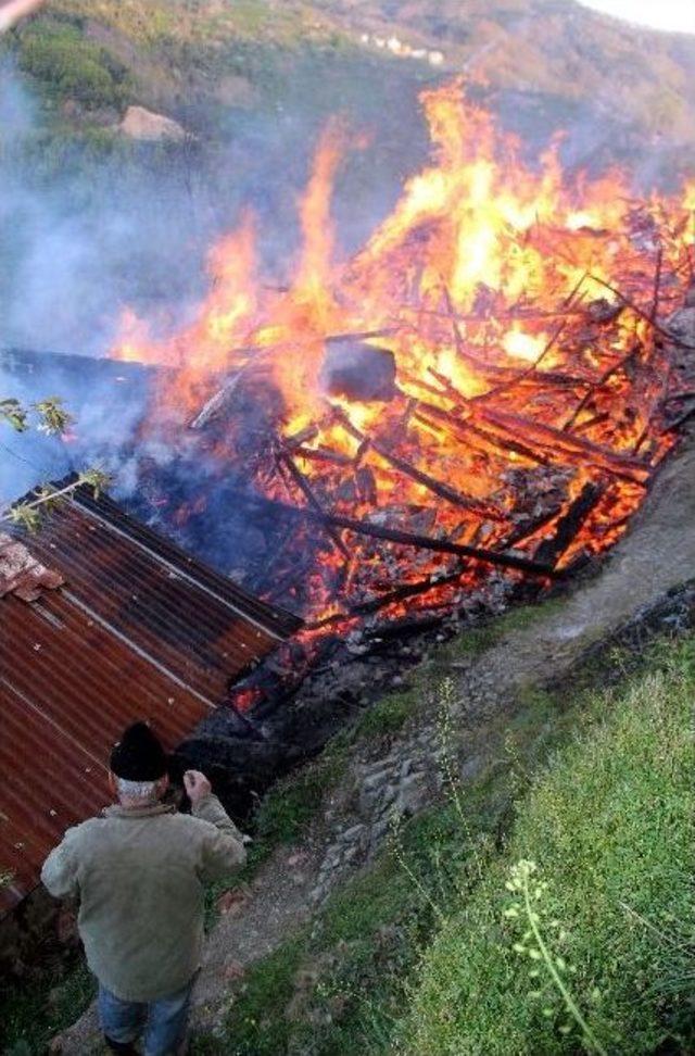 Kastamonu’da 4 Ev Yanarak Kül Oldu