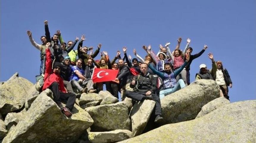 Ayak İzi Grubu Eybek Zirvesinde