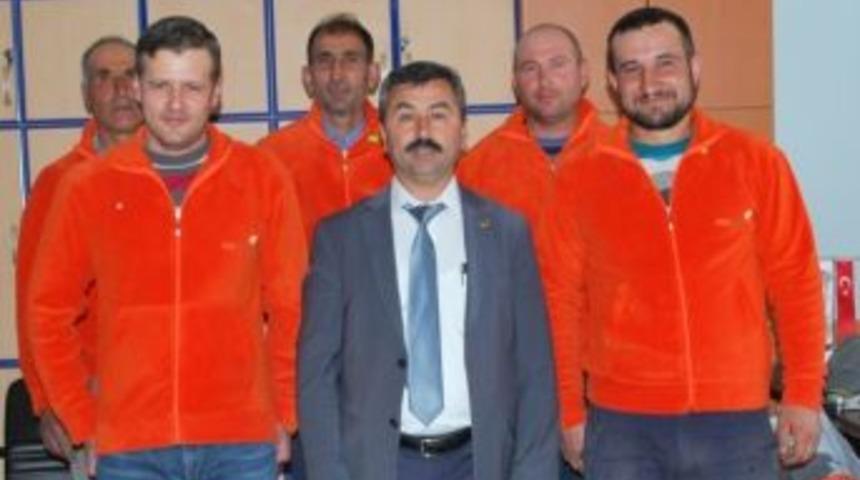 Pazarlar Belediyesi İş&ccedil;ilerine Elbise Dağıtıldı