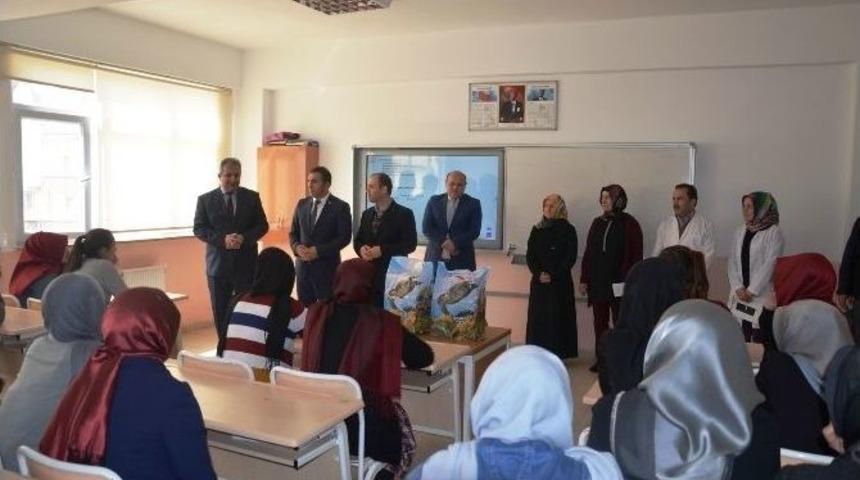 150 Kız &Ouml;ğrenciye Okuma Kitapları Ve Ygs-lys Hazırlık Seti Dağıtıldı