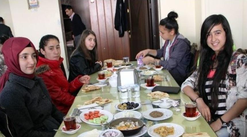 Vanlı M&uuml;d&uuml;r Y&uuml;ksekovalı &Ouml;ğrencileri Bağrına Bastı