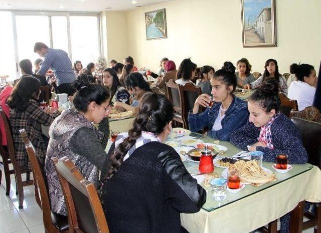 Vanlı Müdür Yüksekovalı Öğrencileri Bağrına Bastı