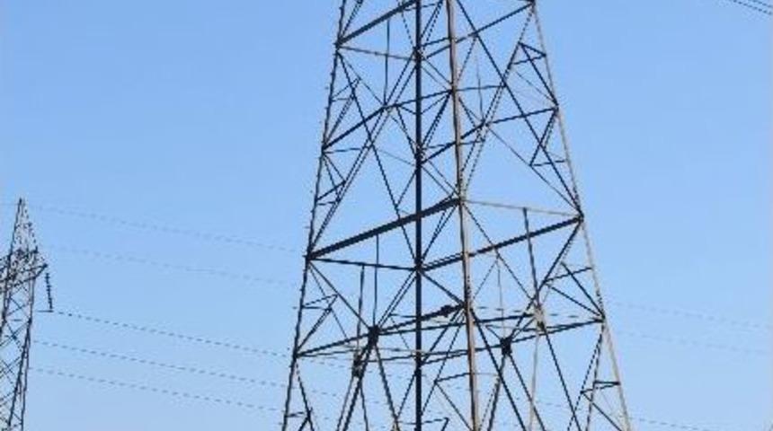 3 Saattir Y&uuml;ksek Gerilim Hattı Direğinden İnmiyor