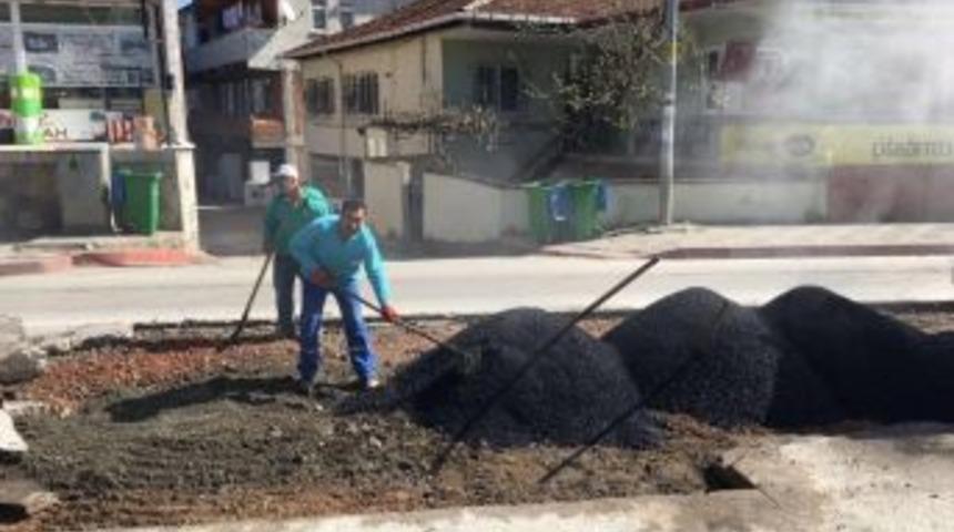 Kartepe&rsquo;de Asfalt Yama &Ccedil;alışmaları S&uuml;r&uuml;yor