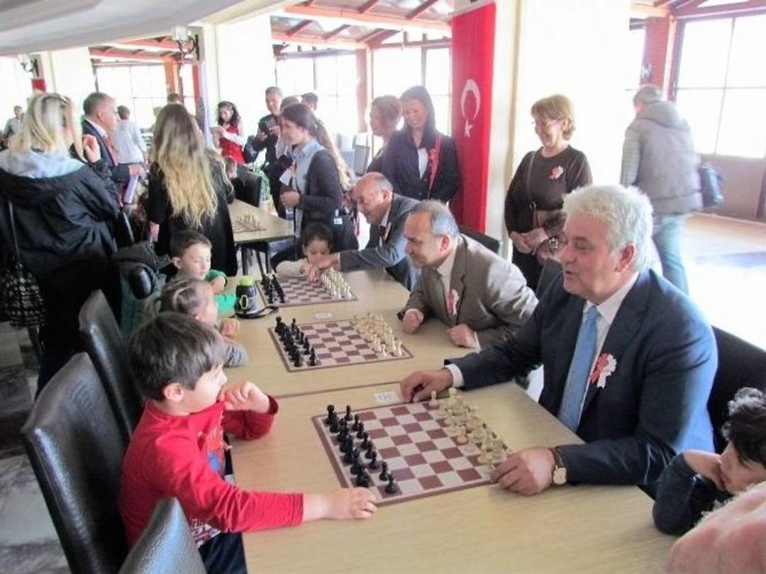 Miniklerin Satran&ccedil; Hamleleri, Polis Amcaları İ&ccedil;in