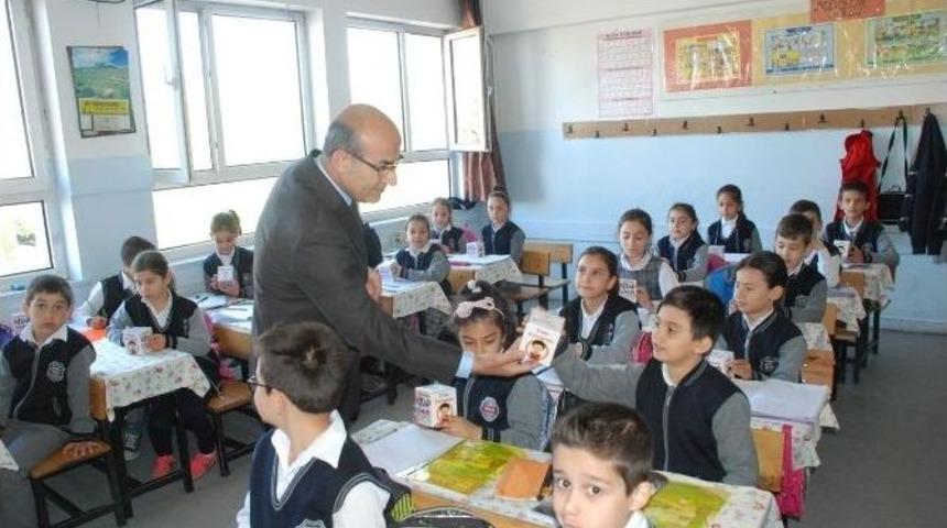 Öğrencilere Kumbara Dağıtıldı