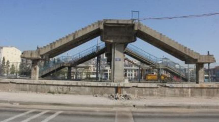 Eski &Uuml;st Ge&ccedil;itte Yıkım İşlemleri Gece Yapılıyor