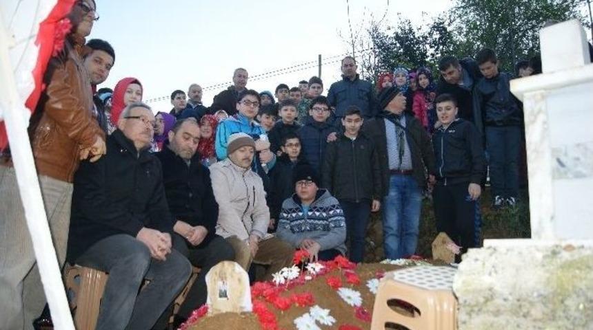 K&uuml;&ccedil;&uuml;k &Ouml;ğrencilerden Şehit Mezarına Ziyaret