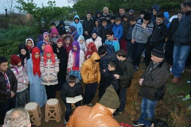 Küçük Öğrencilerden Şehit Mezarına Ziyaret