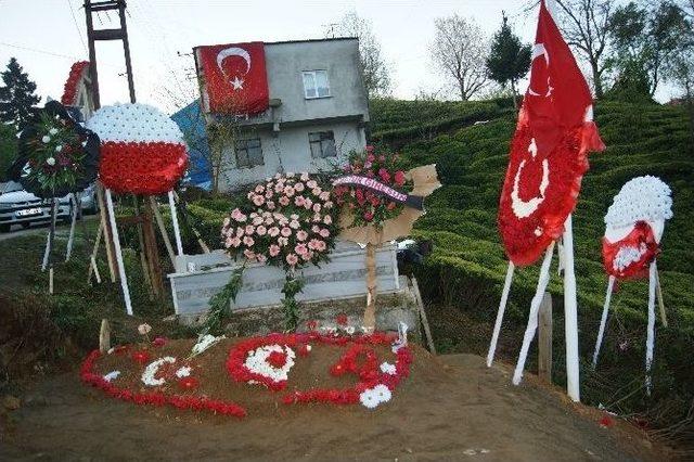 Küçük Öğrencilerden Şehit Mezarına Ziyaret