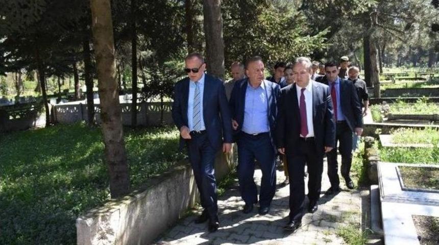 D&uuml;zce Lisesi Parkı Ve Mezarlıklar İncelendi