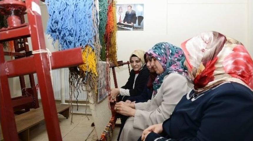 Yıldırımlı Kadınlar Halı Dokumacılığını &Ouml;ğreniyor