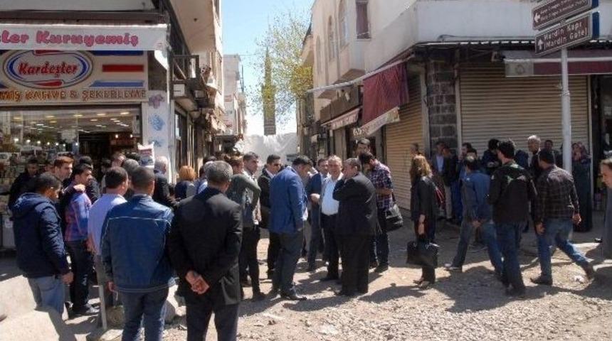 Etkinlikte G&ouml;zyaşlarına Boğulan T&uuml;rkan El&ccedil;i, Ağlamaktan Karanfil Bırakamadı