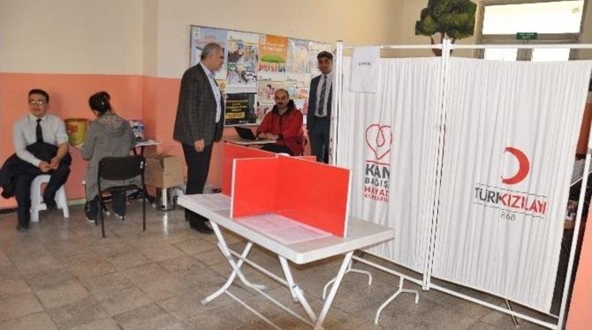 &Ouml;ğretmen Ve Veliler Kan Bağışında Bulundu