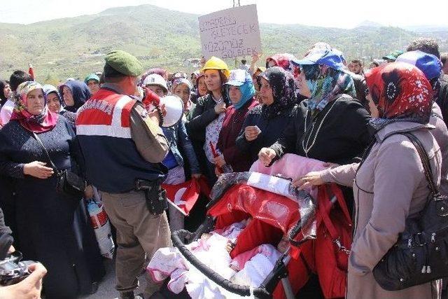 Madenciler Yer Altında, Aileleri Yolda Eylem Yaptı