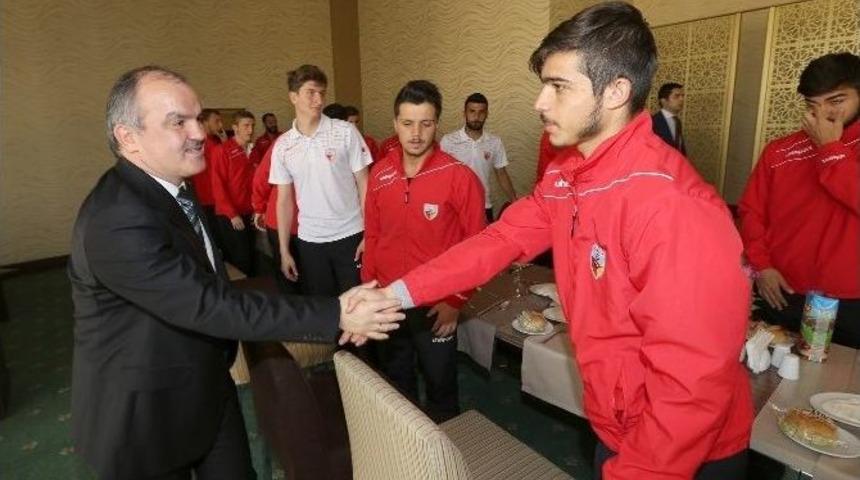 Başkan G&uuml;rlesin&rsquo;den Kızılcab&ouml;l&uuml;kspor&rsquo;a Moral