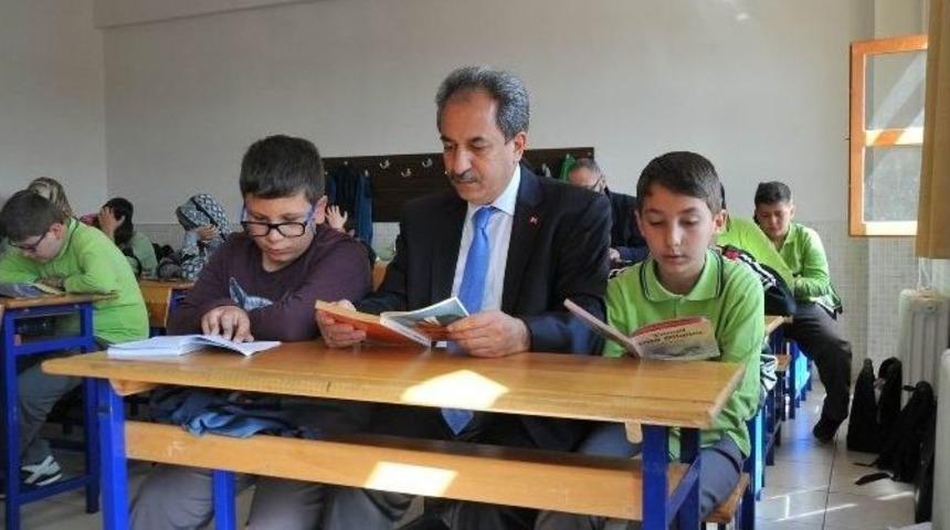 Akşehir&rsquo;de 20 Bin &Ouml;ğrenci Aileleriyle Birlikte Kitap Okudu