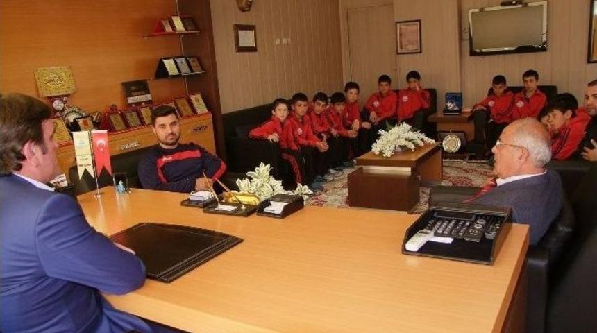 Minik G&uuml;reş&ccedil;iler Başkan G&ouml;kce&rsquo;yi Ziyaret Etti