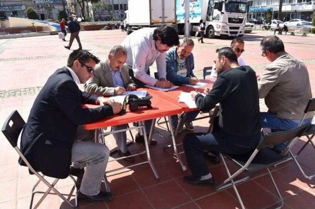 Aliağalı Gazetecilerden T&uuml;rk Kızılayı&rsquo;na Destek