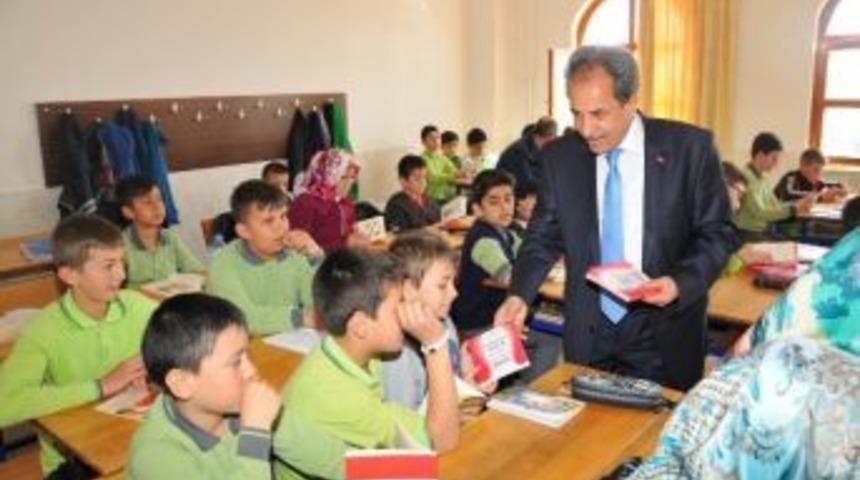 Akşehir Belediyesi&rsquo;nden &Ouml;ğrencilere Hadis Kitabı