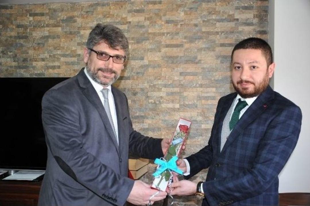 Avukatlara G&uuml;nlerinde &Ccedil;i&ccedil;ekli Kutlama