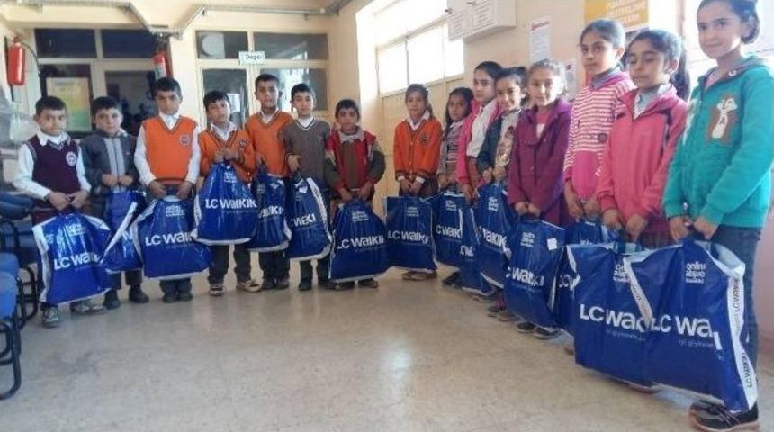 Kaymakam Kaya, &ldquo;t&uuml;m &Ouml;ğrencilerimizi Zengin Fakir Ayrımı Yapmadan Giydirdik&rdquo;