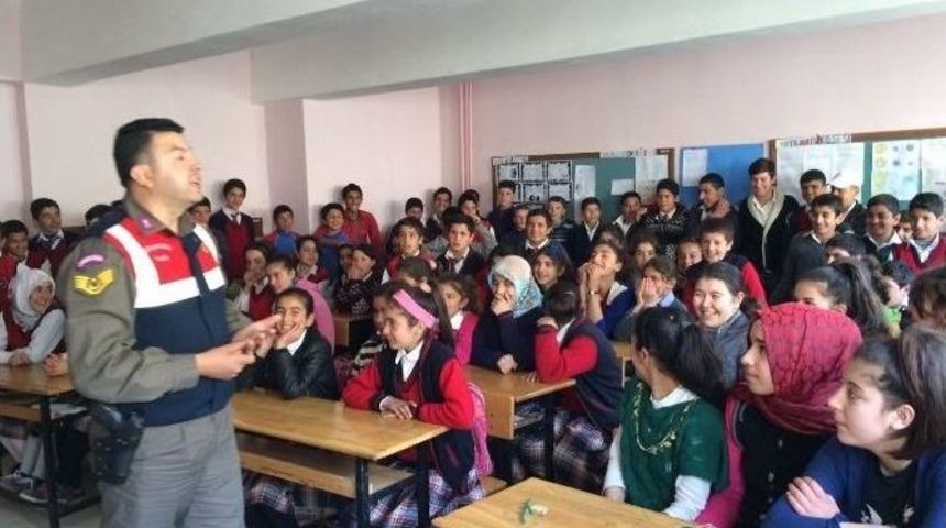 &Ouml;ğrenciler Trafik Konusunda Bilgilendiriliyor