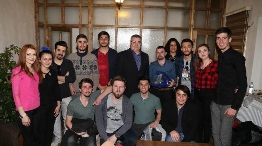 Tiyatro Kul&uuml;b&uuml; &Ouml;ğrencilerinden Kesimoğlu&rsquo;na Teşekk&uuml;r