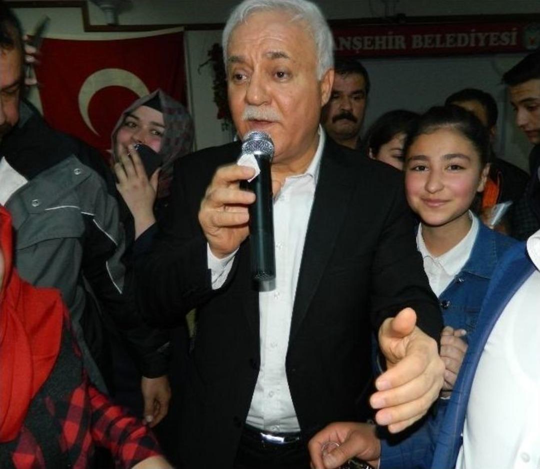 Nihat Hatipoğlu Konferansında İzdiham