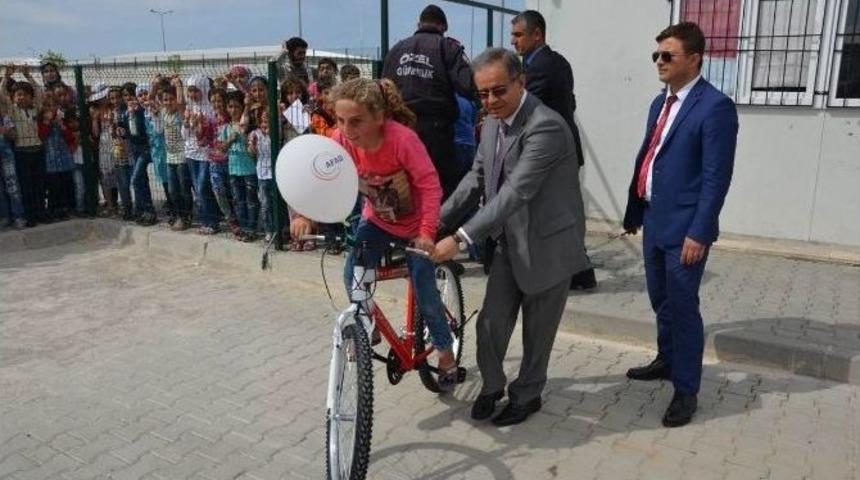 Suriyeli &Ccedil;ocuklara Bisiklet Dağıtıldı