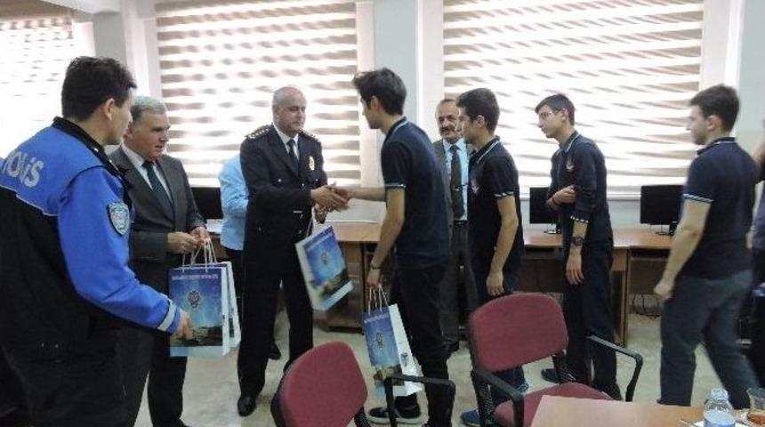 Emniyet M&uuml;d&uuml;r&uuml; Yoldan, &Ouml;ğrencilerle Bir Araya Geldi