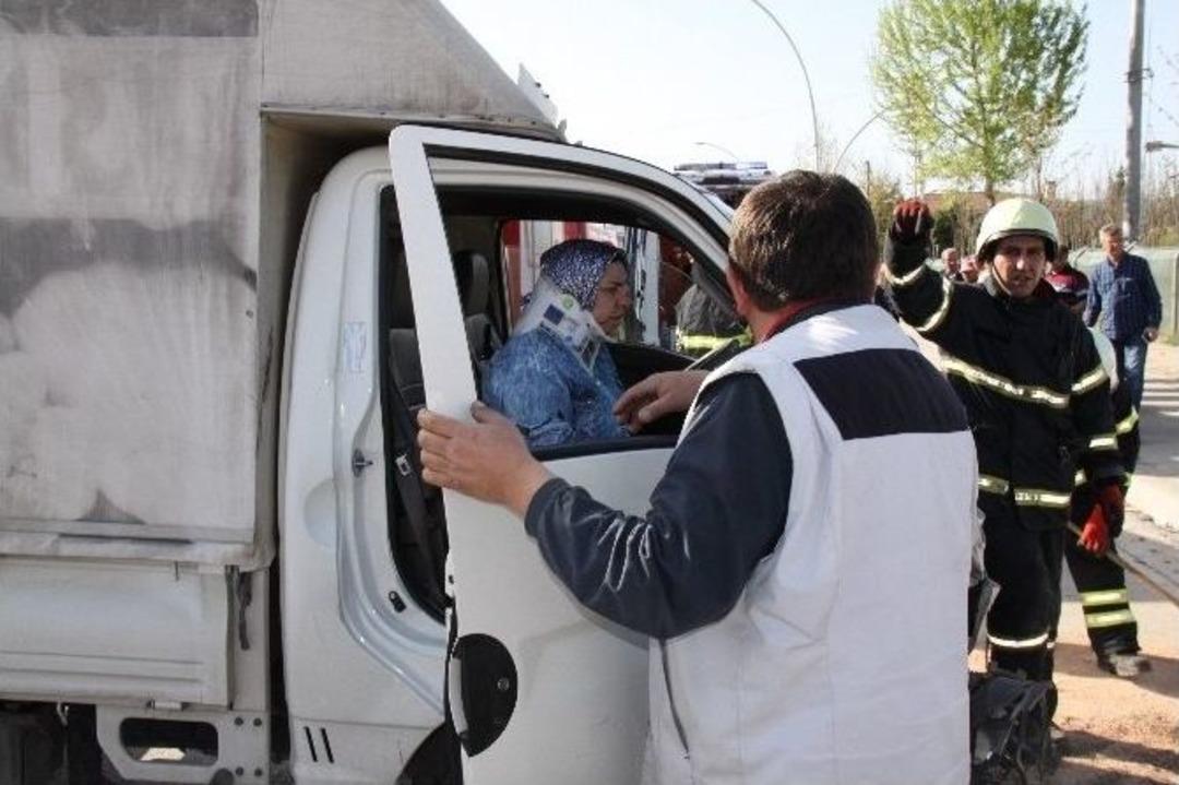 Yayaya &Ccedil;arpmamak İ&ccedil;in Manevra Yapan Otomobile Kamyonet &Ccedil;arptı