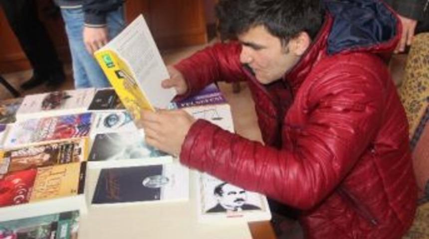 Kitap Kurtları "canavar Peşinde"