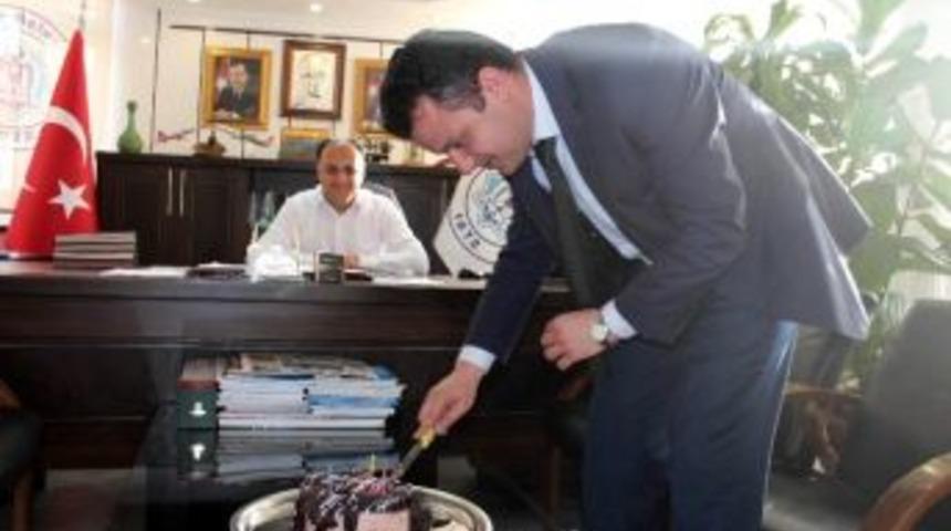 Başkan &Ouml;zaltun&rsquo;dan Avukatlar G&uuml;n&uuml;ne Pastalı Kutlama