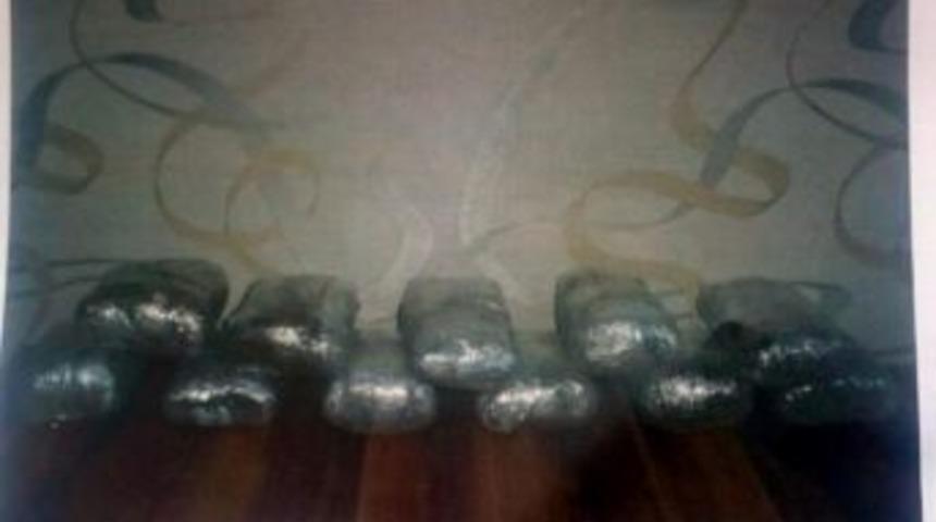 Su&ccedil;a S&uuml;r&uuml;klenen &Ccedil;ocuk 18 Kilo Esrarla Yakalandı