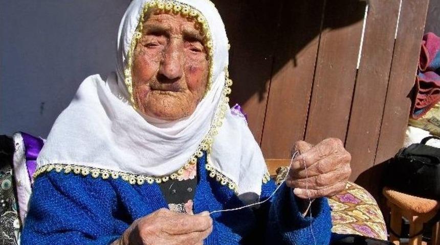 110 Yaşındaki Fadıma Nine, İğneye İplik Takıyor