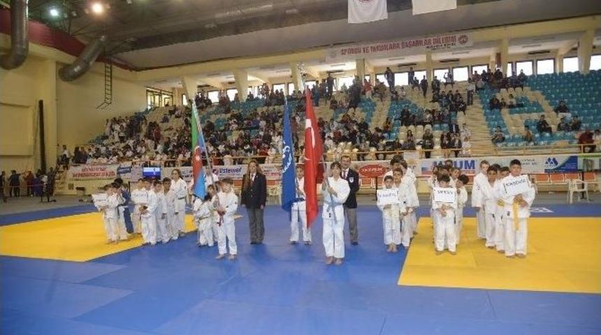 S&ouml;zl&uuml;: &ldquo;t&uuml;rk D&uuml;nyası, Sporun G&uuml;c&uuml;yle B&uuml;t&uuml;nleşecek&rdquo;