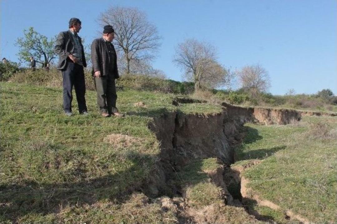 (&ouml;zel Haber) Bu K&ouml;yde Tarlalar Yerinden Oynuyor