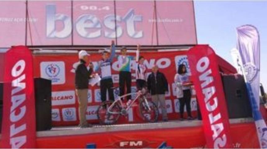 Nil&uuml;fer Belediyespor Yine Birincilik K&uuml;rs&uuml;s&uuml;nde