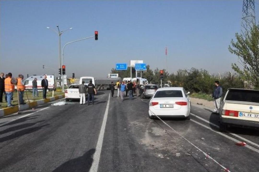 Kamyon Kırmızı Işıkta Bekleyen 7 Aracı Bi&ccedil;ti: 7 Yaralı