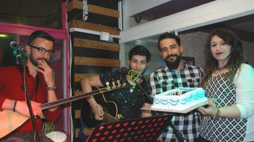 M&uuml;zisyene Patronundan Doğum G&uuml;n&uuml; Jesti