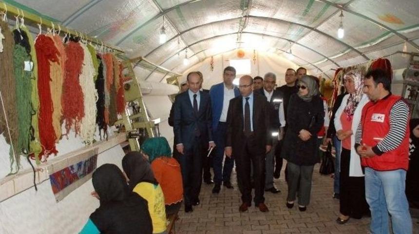 Adıyaman Valisi Demirtaş, &Ccedil;adır Kentteki M&uuml;ltecileri Ziyaret Etti