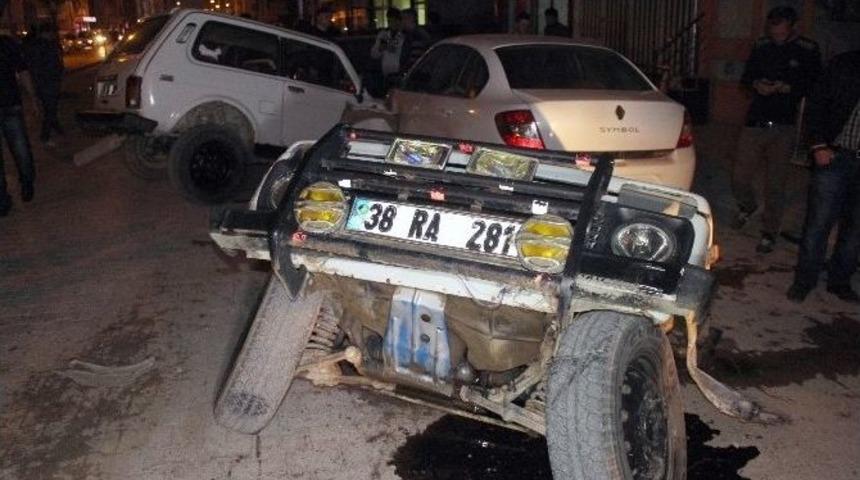 Otomobille &Ccedil;arpışan Cip İkiye B&ouml;l&uuml;nd&uuml;: İki Yaralı