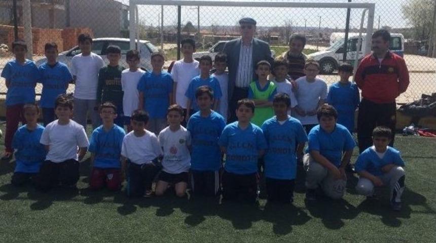 Başkan Kurt &Ccedil;ocuklarla Futbol Oynadı