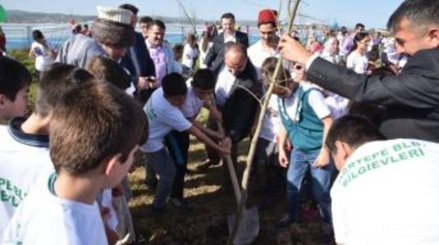 Başkan &Uuml;z&uuml;lmez, Kartepeli &Ccedil;ocuklarla Fidan Dikti