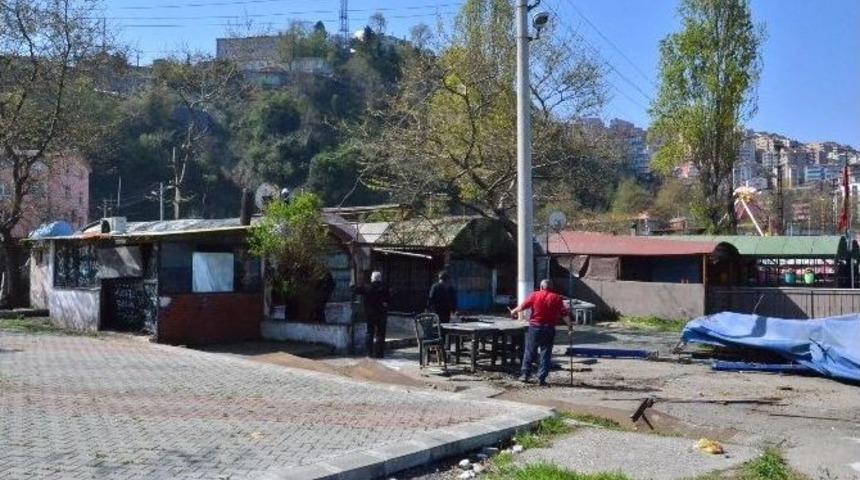 45 Yıllık &Ccedil;ekeğinin Yıkılışını G&ouml;zyaşları İle İzledi