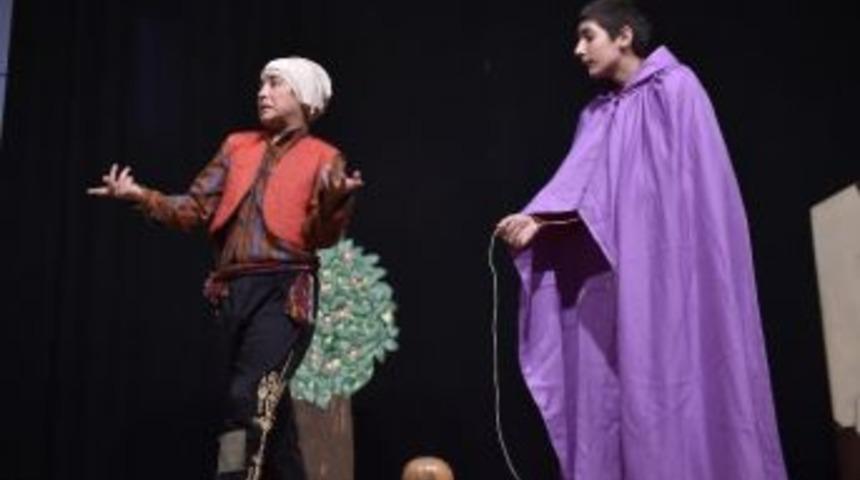 Minik Tiyatrocular Sahnede