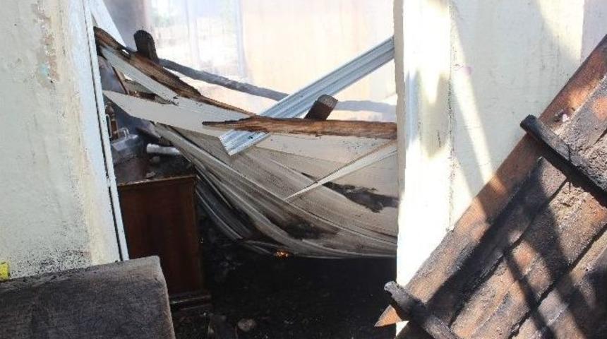 Yangın İki Evi Kullanılamaz Hale Getirdi